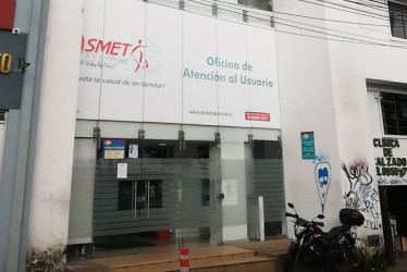 Esta es la oficina de servicio al cliente para los usuarios de Asmet Salud en Manizales y Caldas, encuéntrela en la llamada recta del coliseo. Hasta ella deberán acercarse los pacientes a gestionar sus tratamientos; mientras se esperan las decisiones con la Superintendencia Nacional de Salud (SNS).