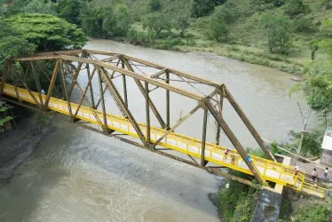 El puente férreo peatonal sobre el río La Vieja. 