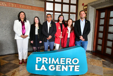 Los acompañan, Diana María Cardona, secretaria de Educación de Caldas, y José William Ruiz, secretario privado del Gobernador Luis Carlos Velásquez. 