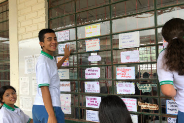 En el Politécnico El Naranjal, de Chinchiná, promueven estrategias con el propósito de inculcar el buen trato entre los estudiantes. Por eso, el proyecto Valores con aroma de café fomenta la sana convivencia y el respeto. 