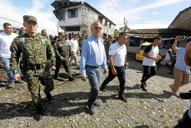 Foto | EFE | LA PATRIA El ministro de Defensa, Iván Velásquez, estuvo con la cúpula militar en Buenaventura, para atender la situación de orden público.