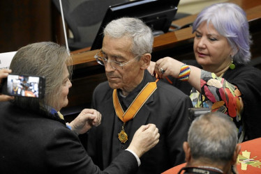 El padre Francisco de Roux recibió la Orden del Congreso junto a dos comisionados más.