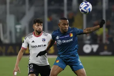 Deportivo Pereira clasificó a los octavos de final tras empatar 0-0 con Colo Colo en el estadio Monumental en Santiago (Chile), en la última fecha del Grupo F, en la que accedió como segundo tras Boca Juniors. En esta acción, Jeyson Rojas (i) disputa un balón con Ángelo Rodríguez.