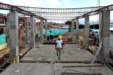 La edificación, de aproximadamente 260 metros cuadrados en un nivel, se estructura en materiales tradicionales, columnas en concreto, mampostería estructural de tipo ladrillo