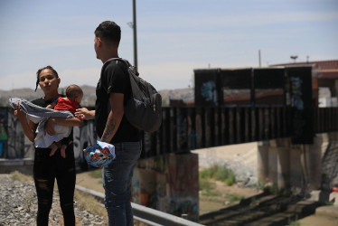 A diario caminan unos 5 kilómetros a lo largo del Bravo, hasta el puente internacional Paso del Norte y el cruce internacional ferroviario en busca de un hueco para cruzar.