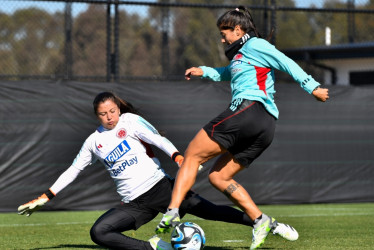 La portera Natalia Giraldo Alzate (izquierda), de Pensilvania (Caldas), integra el seleccionado colombiano que desde mañana competirá en el Mundial de Australia y Nueva Zelanda.