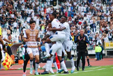 Los jugadores celebran una de las cuatro anotaciones del Once Caldas. 