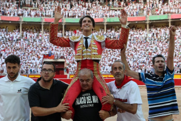 El diestro Andrés Roca Rey sale a hombros por la puerta grande de la Plaza de Toros de Pamplona después de cortar dos orejas a uno de sus toros esta tarde en la Plaza de Toros de Pamplona dentro de la Feria del Toro de los Sanfermines 2023.