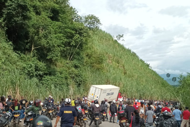 El Invías interviene el tramo de la carretera que registró pérdida de la banca en mayo. Este camino es el único acceso desde la carretera de la concesión Pacífico 3 hacia Supía y Riosucio (Caldas).