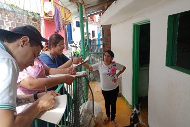 Puerta a puerta, desde las 8:00 a.m., los funcionarios del Hospital Santa Sofía hablaron con los habitantes de Arauca sobre su nueva estrategia.