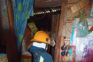 Las llamas consumieron la cocina de una vivienda en el barrio San Isidro, pero se pudo extinguir el fuego antes de que pasara a otras habitaciones o edificaciones contiguas.