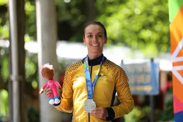 Diana Carolina Peñuela con la medalla de plata que ganó en la contrarreloj individual en los Juegos Centroamericanos y del Caribe de El Salvador.