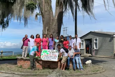 Pese a que Corpocaldas indica que el árbol cumplió su ciclo de vida y que la Alcaldía asegura estar en el deber de erradicarlo preservar la integridad de las personas, trabajadores del Hospital San Vicente de Paúl y miembros de la comunidad protestan con pancartas en defensa del guayacán rosado, ubicado en la glorieta del Hospital.