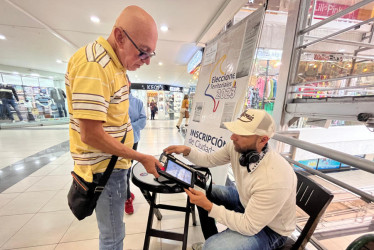 El período de inscripción de ciudadanos para votar en las elecciones territoriales 2023 finaliza el 29 de agosto. Ayer José Hernando Valencia realizó la inscripción de su cédula en el puesto del Centro comercial Parque Caldas de Manizales.