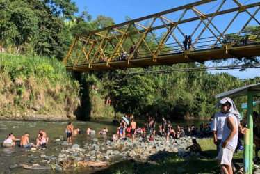 Bajo el puente también se establecen los ciudadanos a disfrutar de los días calurosos.