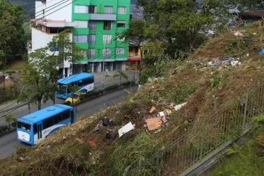 En los costados del edificio Torre Luna, del barrio Villa Pilar, se divisan basuras, escombros y cambuches de habitantes de calle. Los residentes del conjunto solicitan a la Alcaldía de Manizales atender la queja y a Emas, podar una de las dos laderas y recoger las basuras de ambas.