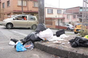 Los ciudadanos denuncian deposición de desechos en parques y andenes en horarios que no corresponden a los de recolección. Exigen colaboración de todos los integrantes de la comunidad para lograr buena convivencia. Conozca las sanciones, los residuos especiales que no recoge Emas y aquellos que puede reciclar. La imagen evidencia la queja de los residentes de Campohermoso y de cinco sectores más.