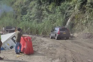 Habilitan paso de vehículos livianos en la vía Supía - El Palo, restringen carga pesada