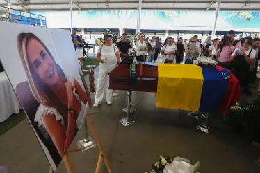 Familiares, amigos y colegas asisten hoy al velorio de la expatinadora colombiana Luz Mery Tristán, en Cali.