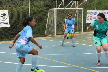 Los equipos de Manizales, Salamina y Chinchiná son los dominadores de Torneo Promocional de los Juegos Nacionales - Industria Licorera de Caldas. Aquí uno de los partidos en femenino.