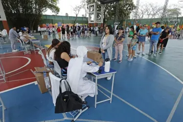 Ciudadanos acuden a votar durante la jornada de elecciones generales, hoy, en Guayaquil (Ecuador).