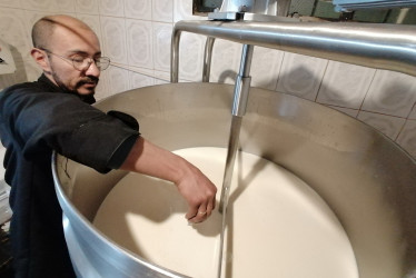 “El proceso comienza desde recibir la leche de las fincas vecinas con unas características inmejorables de ganado normando y pastos en tierras volcánicas”, dice Julio César. Luego, esta bebida es pasteurizada.