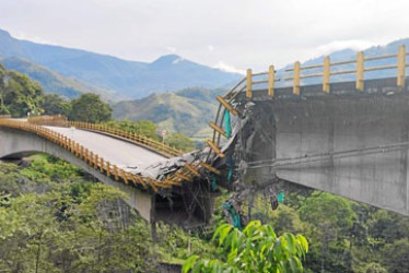 Foto | Tomada del Twitter @Inviasofical  El viaducto de Los Grillos se desplomó ayer. La Vía al Llano está cerrada desde el jueves debido a un derrumbe de tierra y piedras causado por el temblor de magnitud 6,1 que sacudió ese día al centro de Colombia.