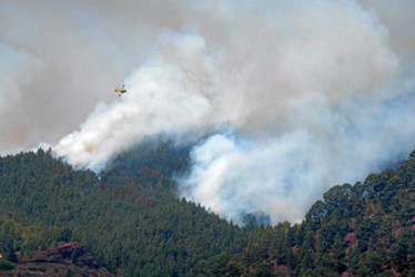 En el frente abierto en Izaña, dentro del Parque Nacional del Teide, y en el sur se centrarán los trabajos pesados dentro de un fuego que sigue consumiendo hectáreas.