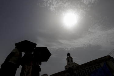 España atraviesa estos días la que es, de momento, su peor ola de calor del verano, que alcanza temperaturas que han puesto en alerta roja a varios puntos del país, que podrían batir algunos récords históricos y que agravan la posibilidad de incendios forestales. 