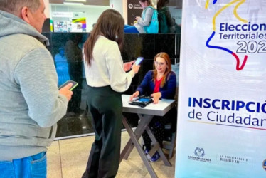 Personas inscribiendo la cédula en un punto de la Registraduría.