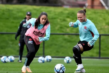 La risaraldense Ana María Guzmán (d) será titular con Colombia para enfrentar a Jamaica en los octavos de final del Mundial Femenino.