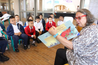 Los estudiantes estuvieron participativos durante el taller dirigido por la escritora, Irene Vasco.