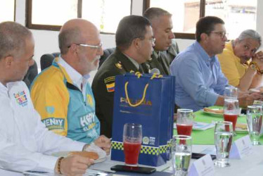 Los candidatos, de izquierda a derecha: Carlos Andrés Cruz, Henry Gutiérrez, Luis Roberto Rivas y Fernando Toro. En el centro los comandantes de Policía de Caldas y Manizales.