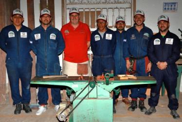 Los estudiantes del curso de Carpintería Estructural con su instructor, Edilson Antonio Castrillón. 