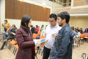 Manuela González, coordinadora regional de Civix, durante el Campamento de democracia en el auditorio Rogelio Salmona de la Universidad de Caldas.