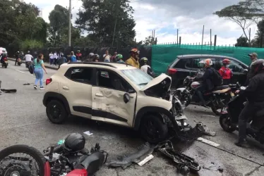 LA PATRIA | MANIZALES  Un accidente de tránsito se presentó en el mediodía de este miércoles en la avenida Alberto Mendoza, en el sector de Expoferias. Un vehículo se salió de la vía y chocó de frente contra otro automotor y una motociclista. Otra moto se vio involucrada. La Unidad de Gestión del Riesgo (UGR), a través del Cuerpo Oficial de Bomberos Manizales y la Secretaría de Movilidad, informó que cinco personas resultaron lesionadas, quienes son valoradas para trasladarlas a los centros asistenciales de