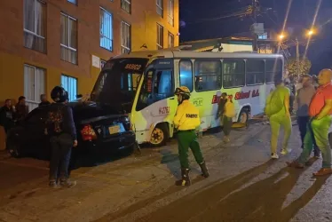 Al parecer, el conductor perdió el control de bus y se fue contra la edificación.