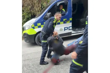 Momento en el que los policías trasladaban al hombre que resultó herido después de hurtar una peluquería. 