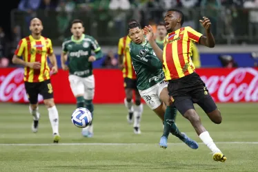 Foto | EFE | LA PATRIA Disputa del balón durante el partido de los cuartos de final de la Copa Libertadores entre Palmeiras y Deportivo Pereira en Allianz Parque stadium en Sao Paulo (Brasil).