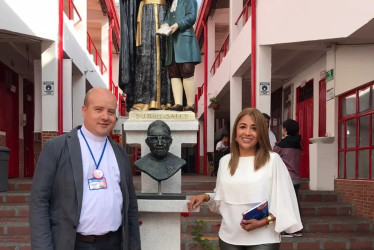 Elizabeth Pacheco Alzate, secretaria de Educación de Manizales, en compañía del presbítero Héctor Adrián Gaviria Chica, rector de la institución.