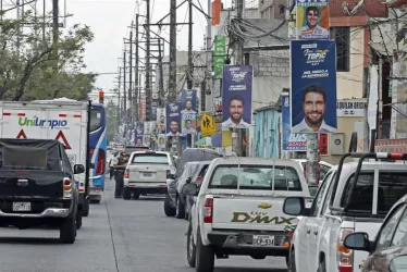 Fotografía de varias pancartas de los candidatos a la Presidencia de Ecuador, ayer, en una calle de Guayaquil (Ecuador). Este domingo los ecuatorianos acudirán a las urnas para designar al candidato que completará el período presidencial para el que fue elegido el conservador Guillermo Lasso (2021-2025).