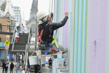 Reforzar la infraestructura y las prácticas académicas es la propuesta de algunos candidatos. En la foto pintan la fachada del Liceo Isabel la Católica.