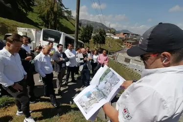 Visita de concejales de Mainzales al lote donde quedaría la estación de Fátima de la línea tres del cable aéreo. 