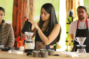 Ángela María Cárdenas, barista del municipio de Neira en representación de Café Pintado, durante la edición 19 del Concurso Caldas, Cafés de Alta Calidad.