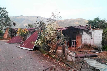 Foto | Cortesía Secretaría de Medio Ambiente de Caldas | LA PATRIA  El fuerte aguacero con caída de granizo que se se presentó el viernes en Samaná rompió algunas tejas de las viviendas y el vendaval destechó otras por completo.