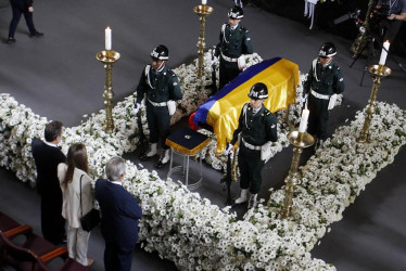 Los hijos del maestro Fernando Botero acompañan el féretro de su padre durante la cámara ardiente en una de las salas del Museo de Antioquia, hoy en Medellín (Colombia). 