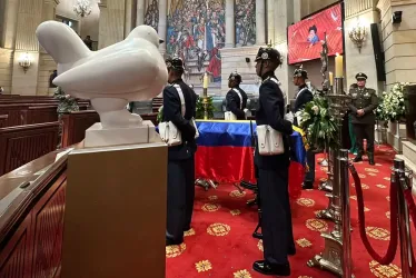 Fotografía cedida hoy por el Senado de Colombia que muestra a la escultura La paloma de la paz junto al féretro del maestro Fernando Botero este sábado en Bogotá, donde se vela en capilla ardiente al pintor y escultor fallecido a los 91 años.