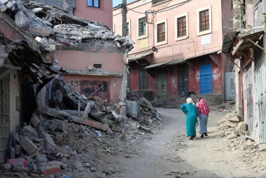 La gente camina en un barrio devastado por un terremoto en el pueblo de Amizmiz, al sur de Marrakech, el 24 de septiembre del 2023.