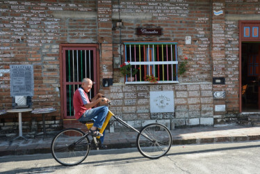 En esta casa esquinera donde funciona 'Cameloc, el cielo de la música' están escritos los momentos y personajes más memorables de Viterbo (Caldas). Nelson Adolfo López Díaz, su fundador, mientras pedalea su bicicleta cuenta cómo se ha convertido en un icono cultural de su municipio y hace parte de esta ruta en imágenes que LA PATRIA presenta hoy de este Paraíso Turístico, como es conocido por los viterbeños.