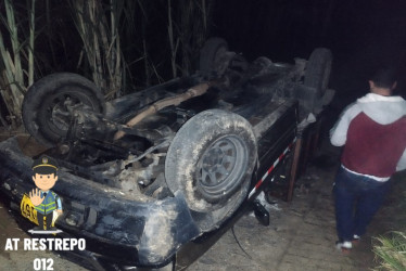 Una camioneta que acompañaba una caravana de un candidato a la Alcaldía de Samaná se volcó en la noche de este sábado. 15 personas resultaron lesionadas y una falleció.